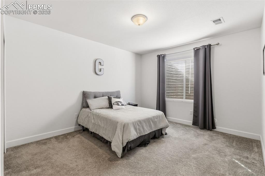 Image 23 of 30: Bedroom