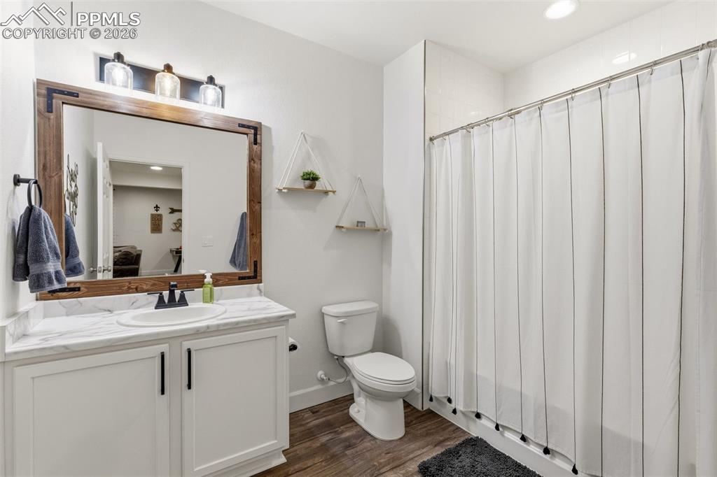 Image 25 of 30: Bathroom