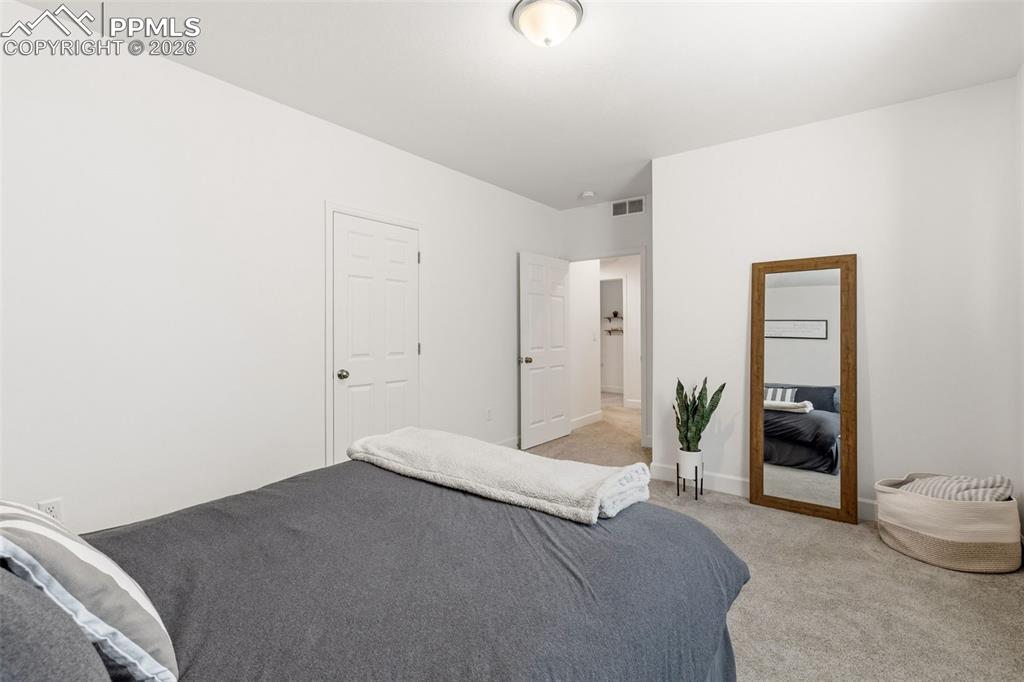 Image 27 of 30: Bedroom