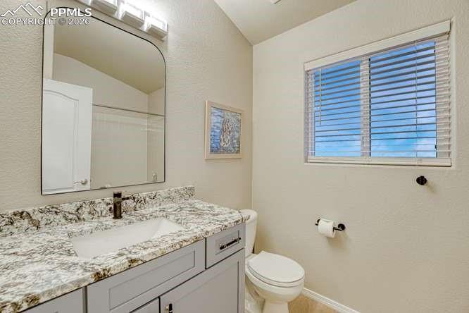 Image 18 of 44: full Bathroom