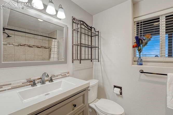 Image 28 of 44: Full bathroom on upper floor