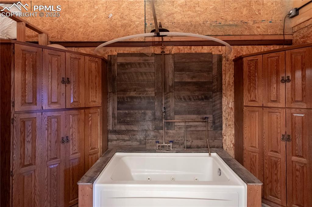 Image 12 of 23: Bathroom