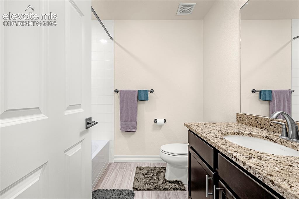 Image 18 of 24: Bathroom