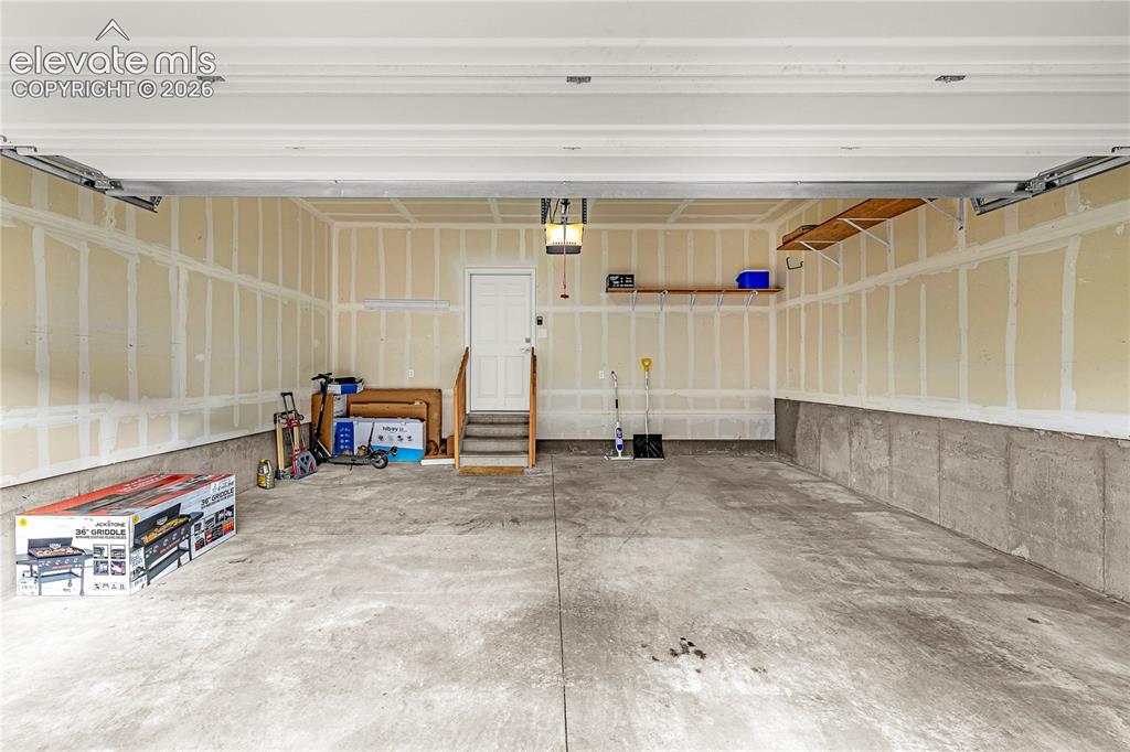 Image 22 of 24: Garage