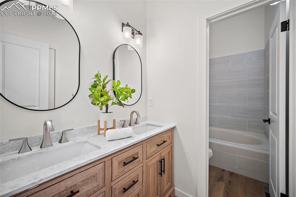 Image 17 of 46: Bathroom