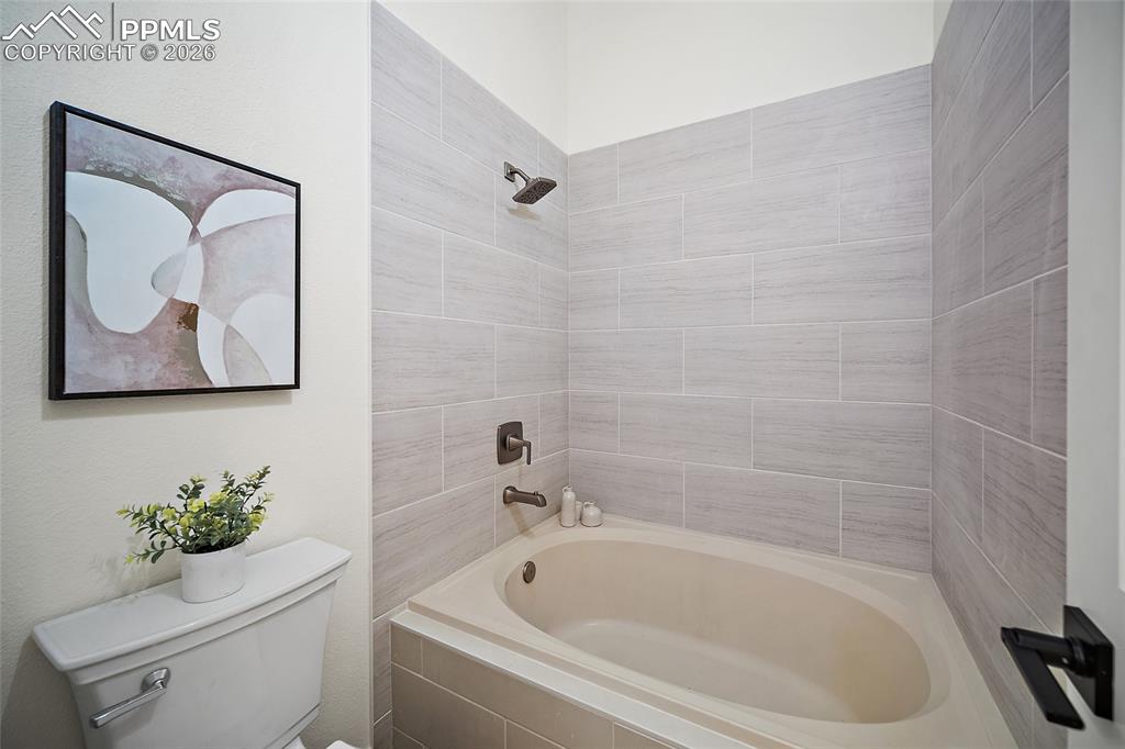 Image 18 of 46: Bathroom