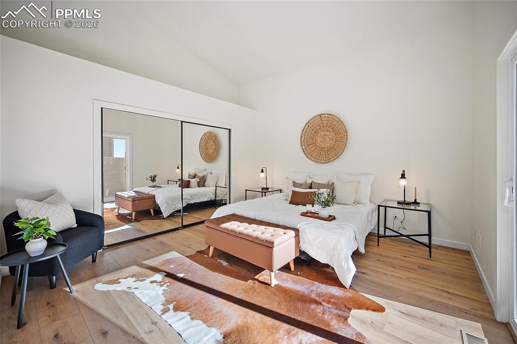 Image 19 of 46: Bedroom