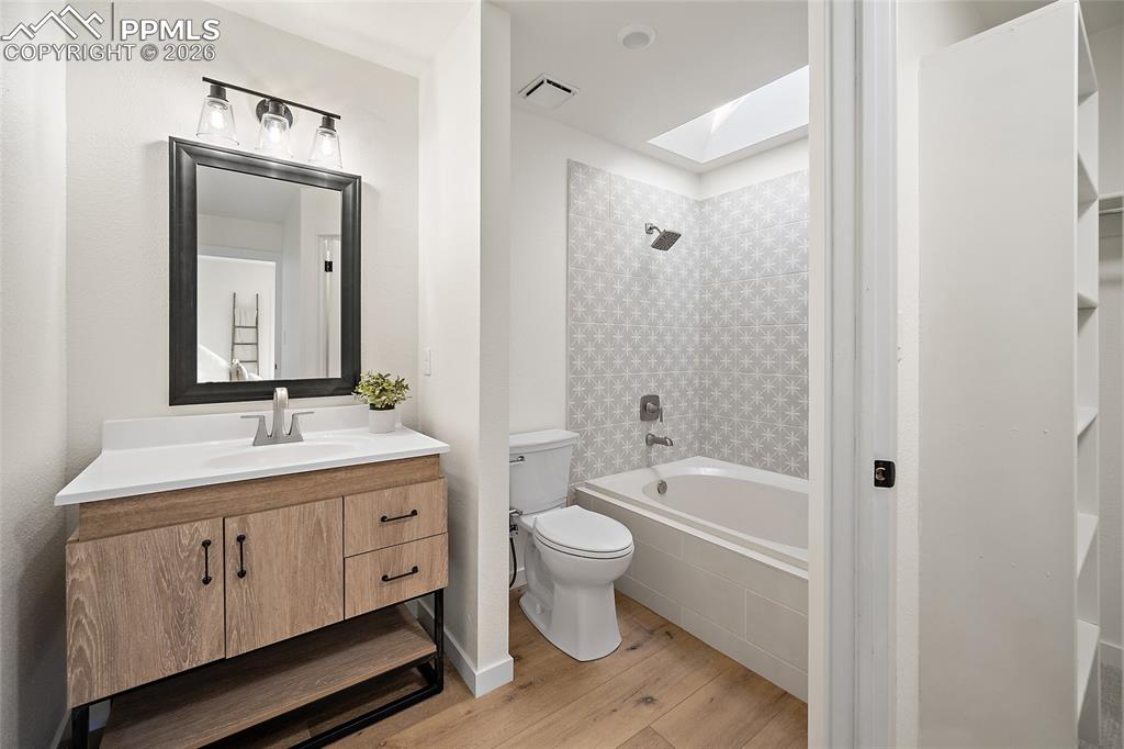 Image 25 of 46: Bathroom