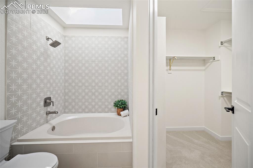 Image 26 of 46: Bathroom