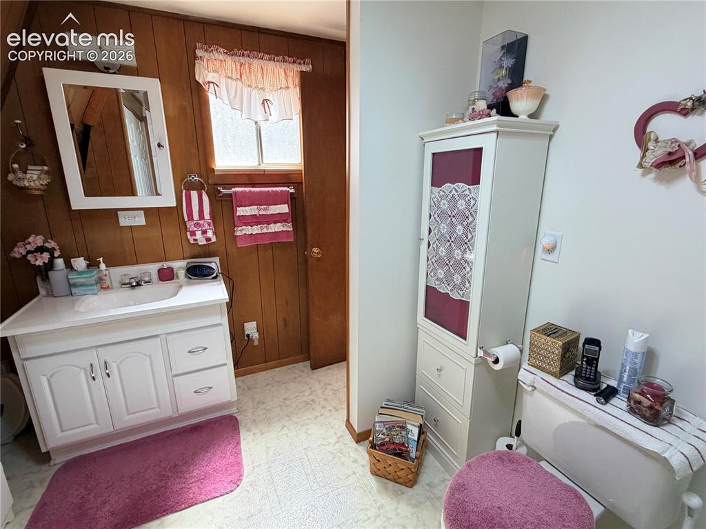 Image 26 of 26: Bathroom