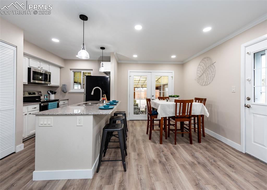 Image 10 of 35: Kitchen