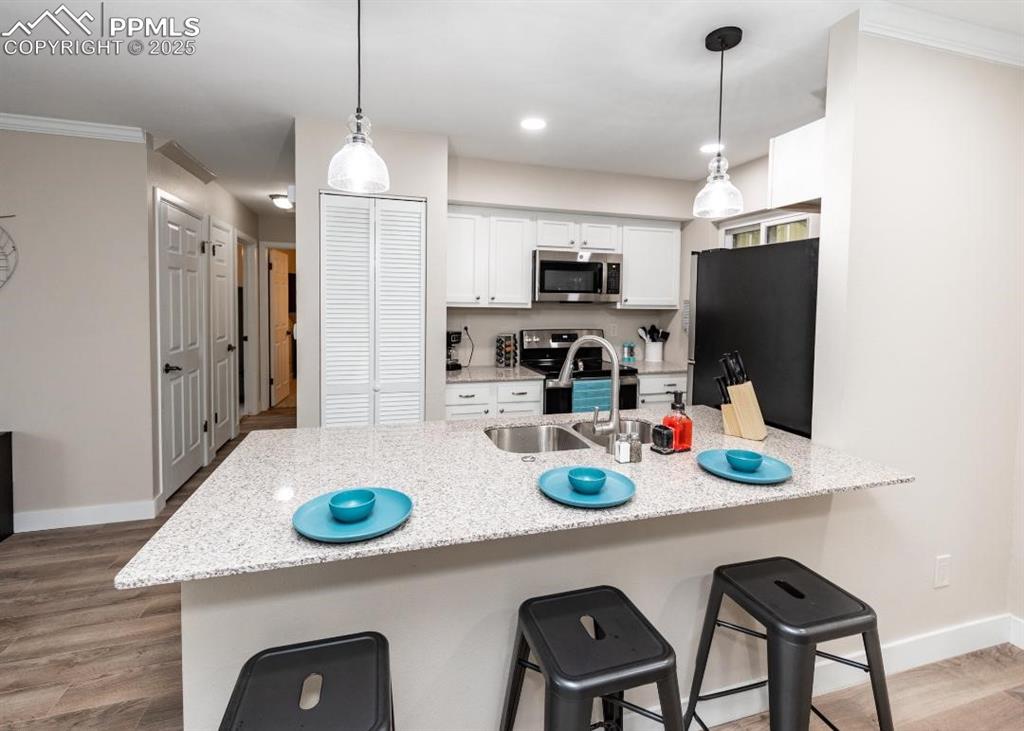 Image 17 of 35: Kitchen