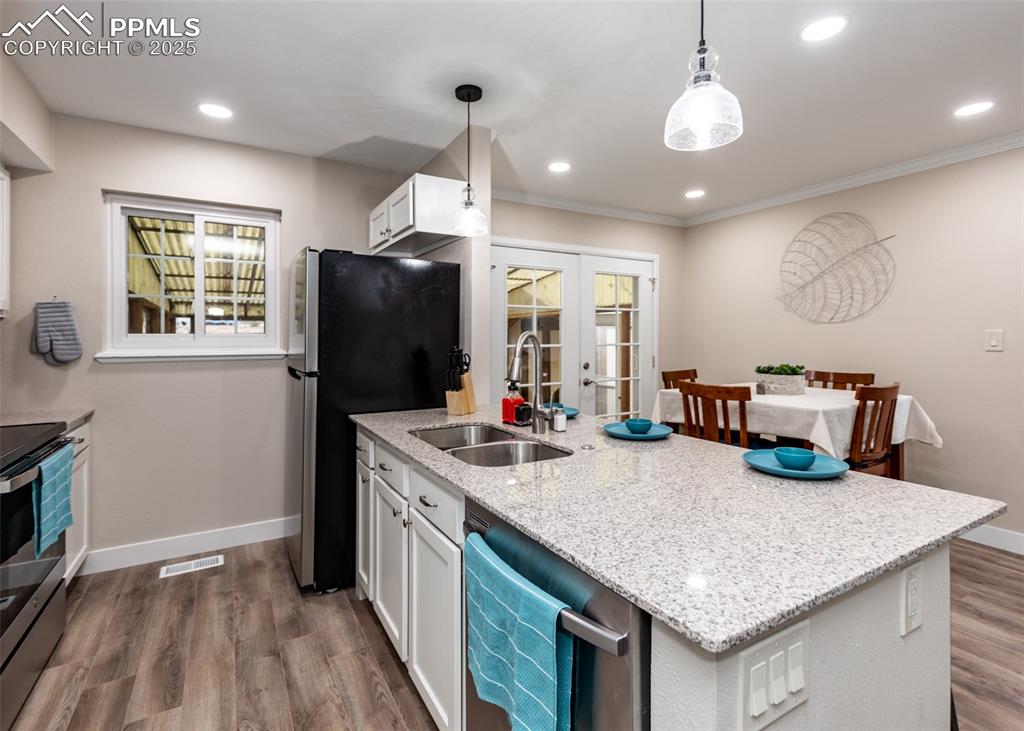 Image 18 of 35: Kitchen