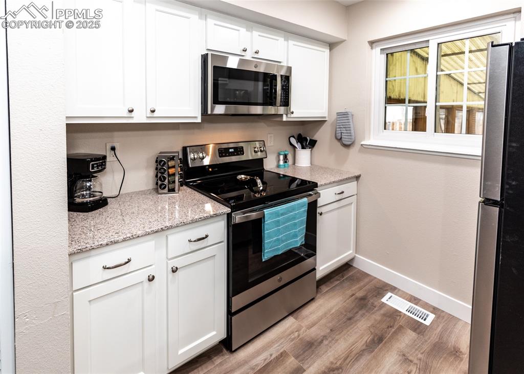 Image 19 of 35: Kitchen