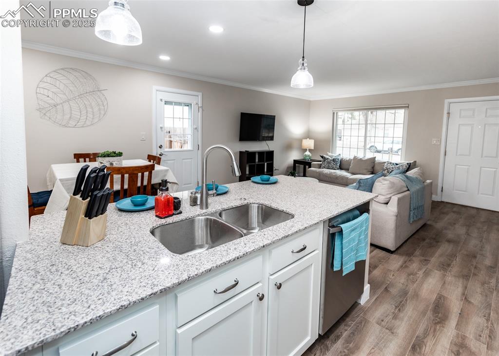 Image 20 of 35: Kitchen