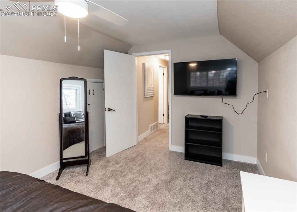 Image 32 of 35: Bedroom