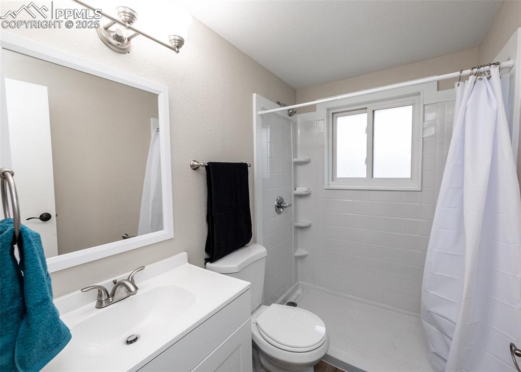 Image 33 of 35: Bathroom