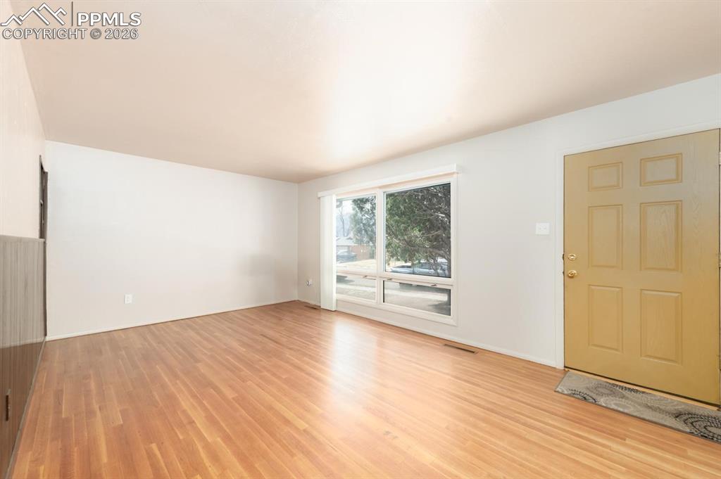 Image 4 of 34: Entryway