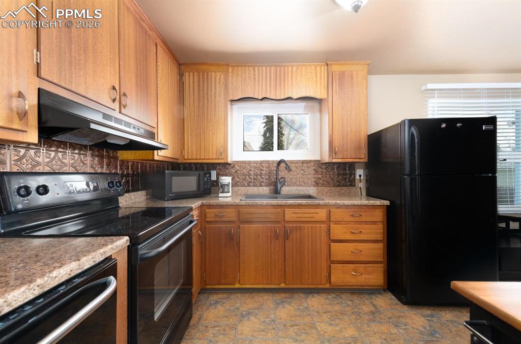 Image 7 of 34: Kitchen