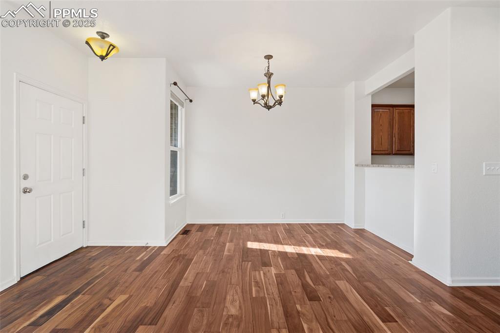 Image 7 of 34: Dining Area