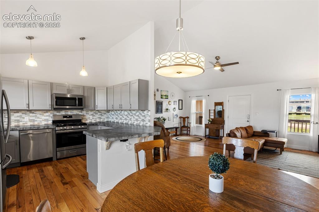 Image 3 of 30: Dining Area