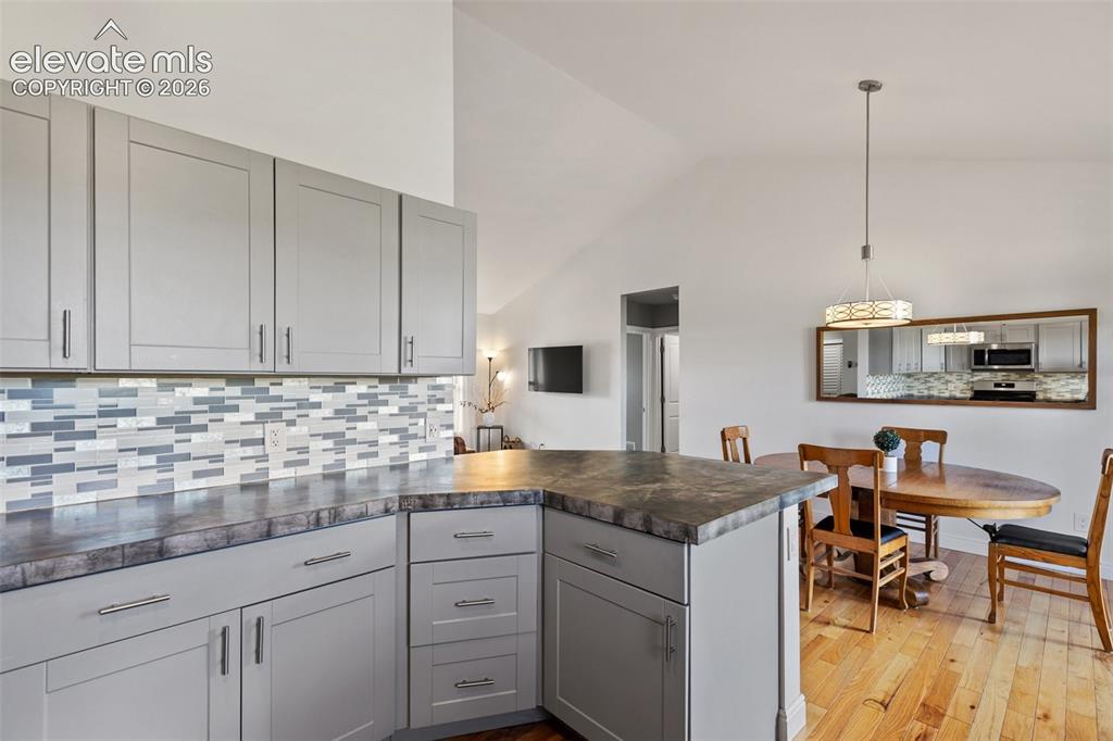 Image 7 of 30: Kitchen