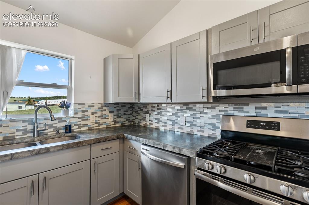 Image 8 of 30: Kitchen