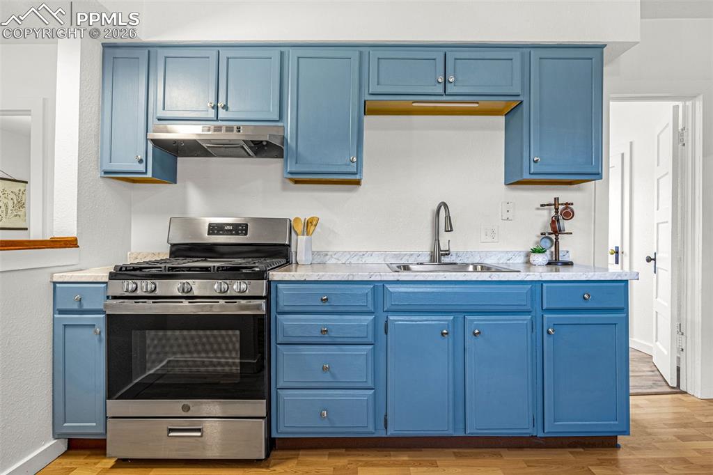 Image 10 of 31: Kitchen