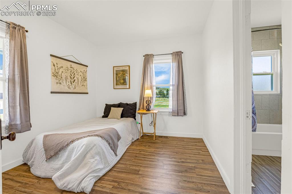 Image 11 of 31: Bedroom