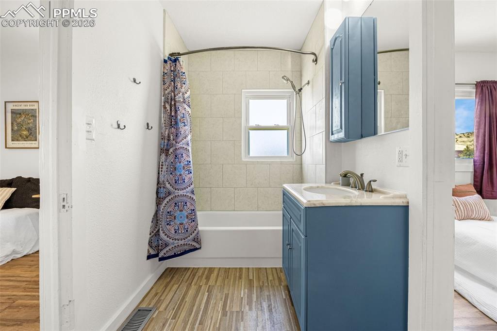 Image 15 of 31: Bathroom