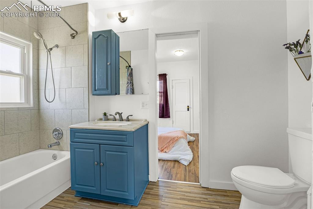 Image 17 of 31: Bathroom