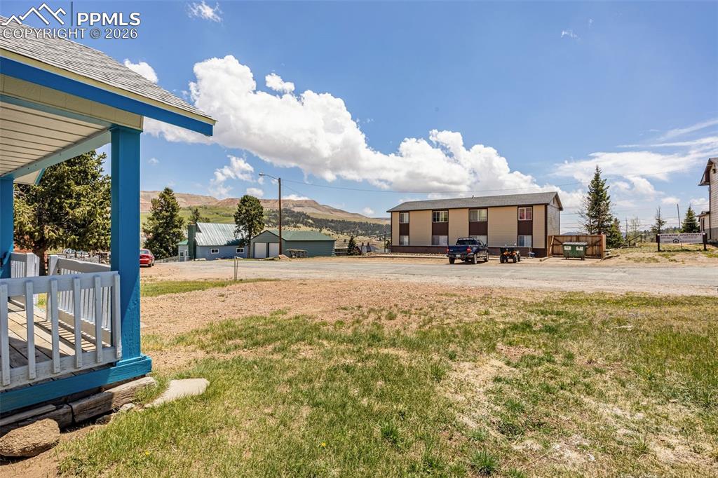 Image 22 of 31: Yard