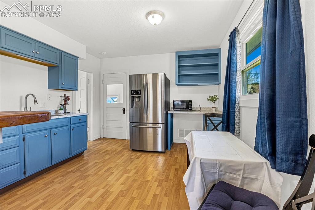 Image 9 of 31: Kitchen