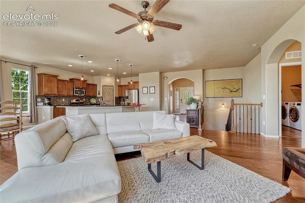 Image 14 of 50: Open floor plan