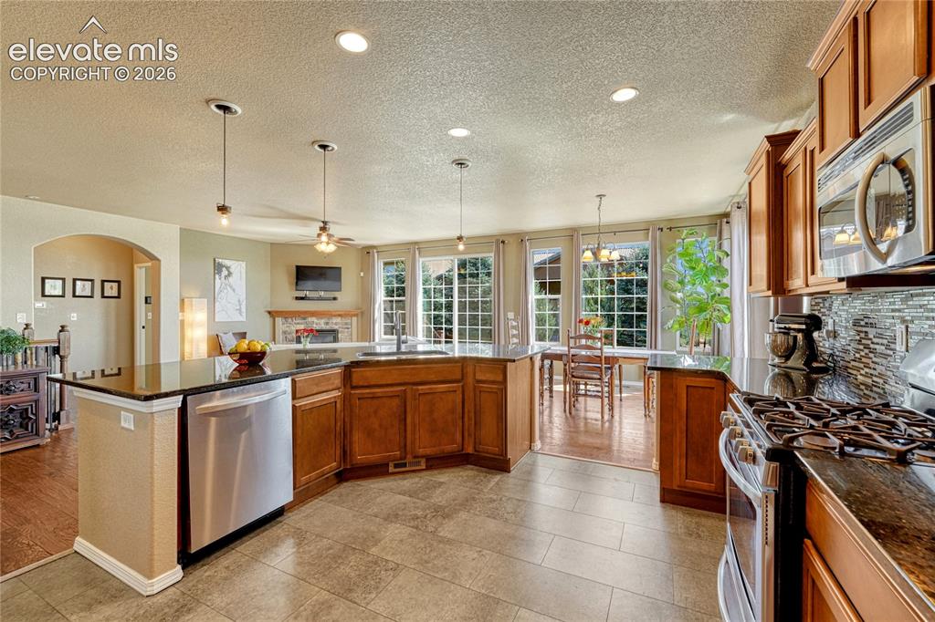 Image 20 of 50: Kitchen offers an easy flow that is perfect for everyday living and enterta