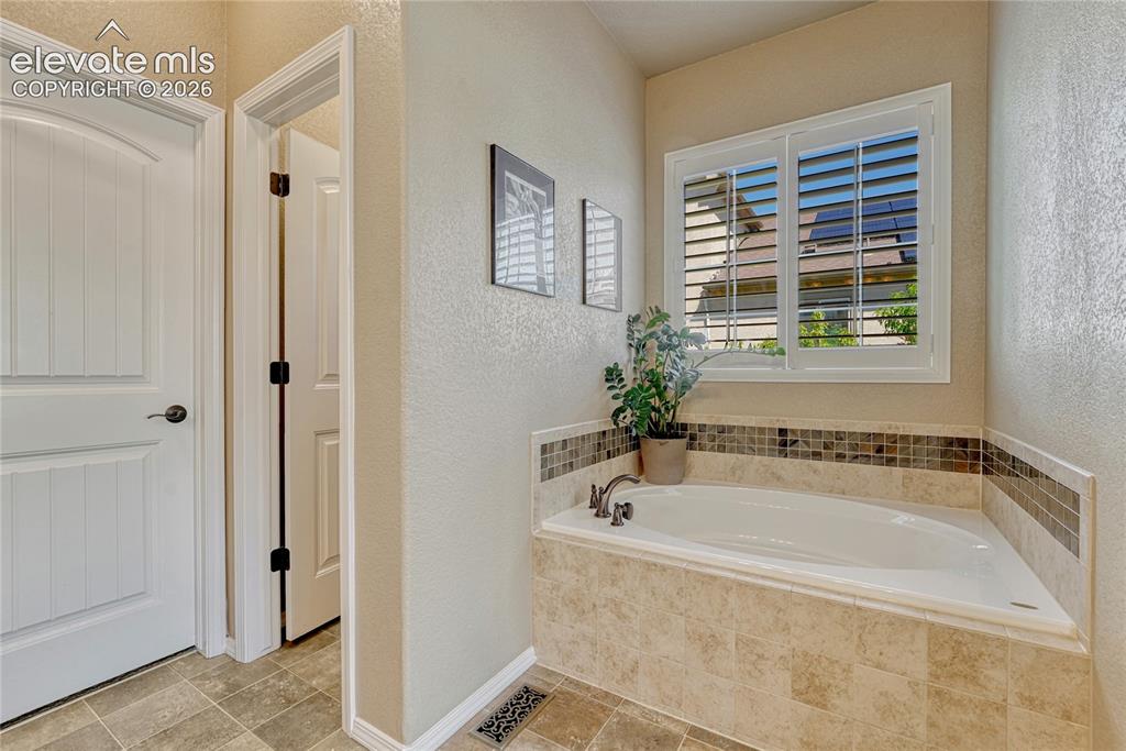 Image 23 of 50: Relaxing soaking tub