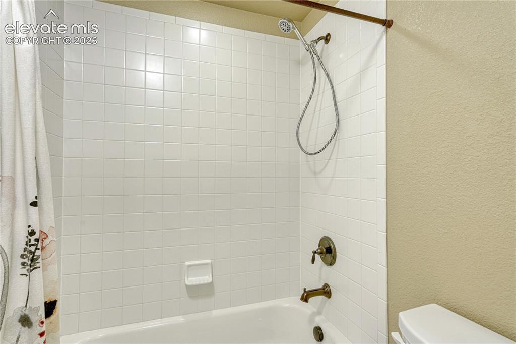 Image 37 of 50: Tub shower combo