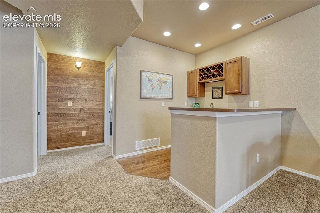 Image 8 of 50: Built in wet bar