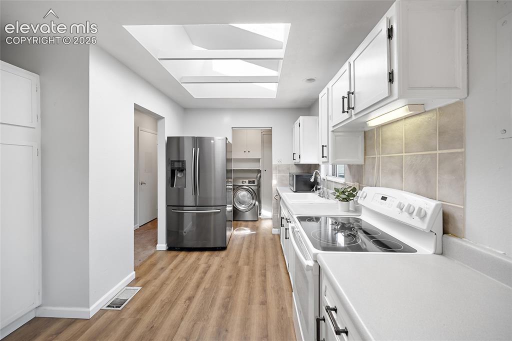 Image 11 of 27: Kitchen