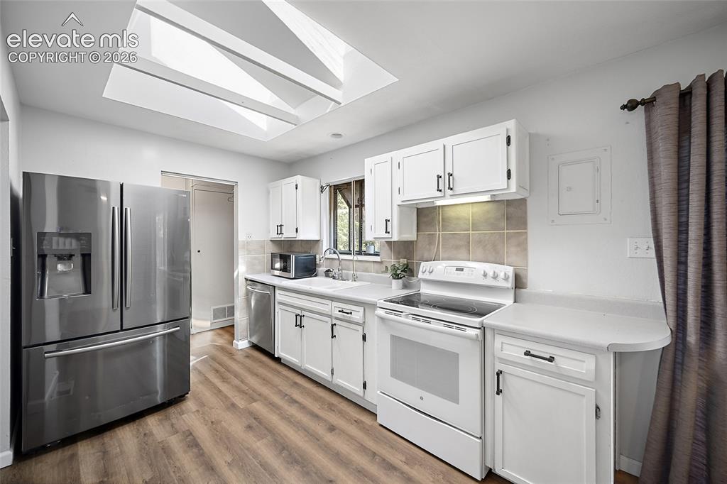 Image 12 of 27: Kitchen