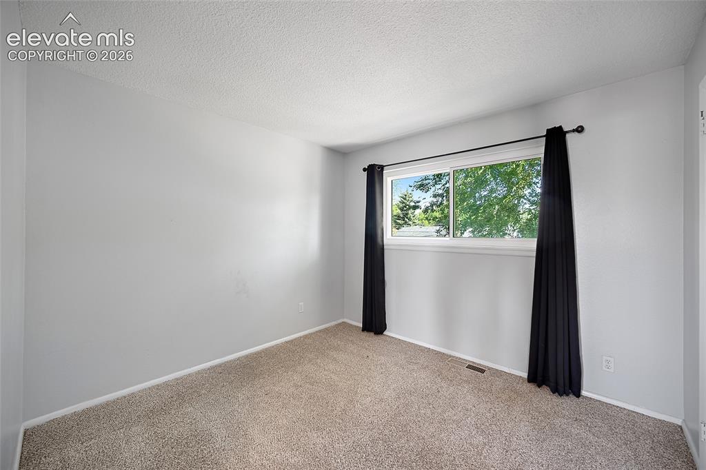 Image 19 of 27: Bedroom