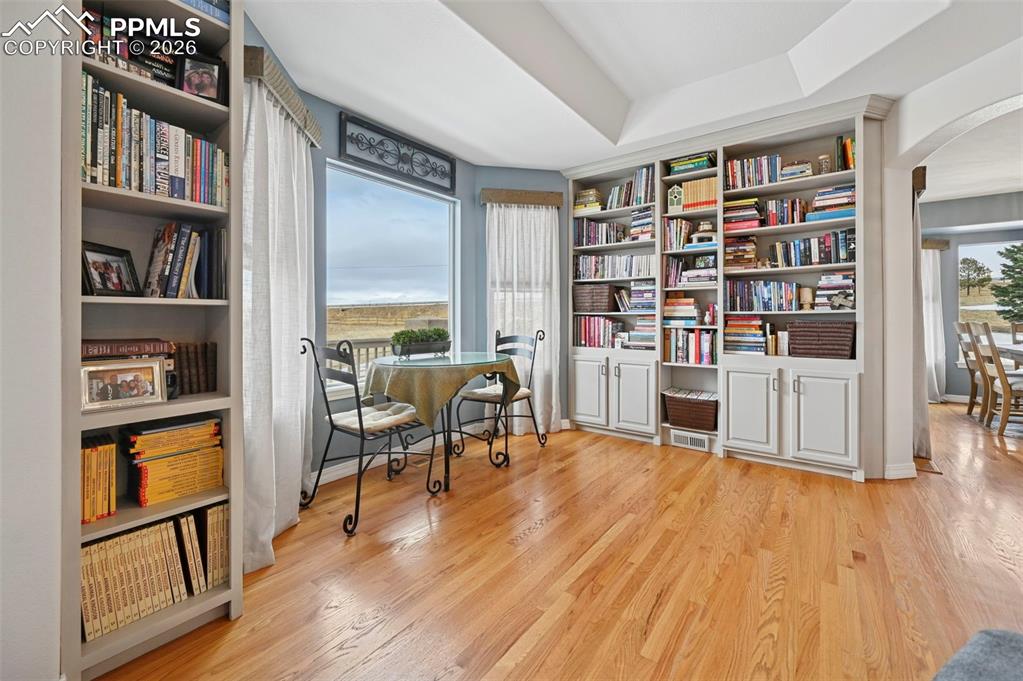 Image 17 of 50: Sitting Room