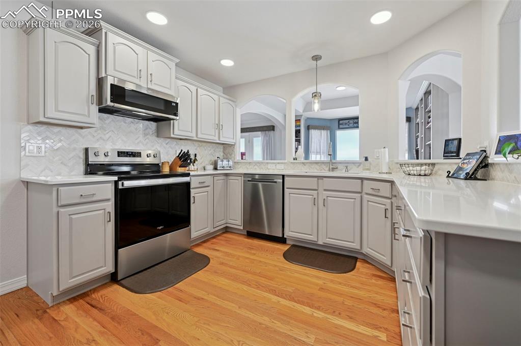 Image 19 of 50: Kitchen