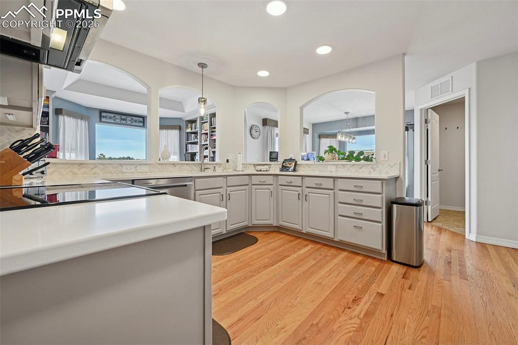 Image 20 of 50: Kitchen