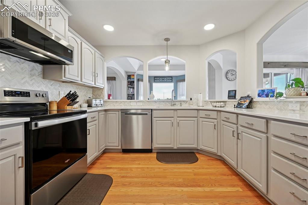 Image 21 of 50: Kitchen