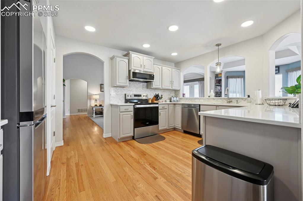 Image 22 of 50: Kitchen