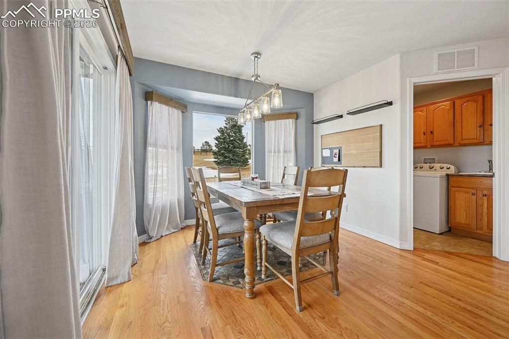 Image 26 of 50: Dining Area