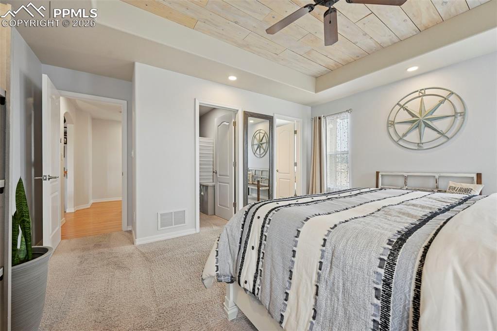 Image 29 of 50: Bedroom