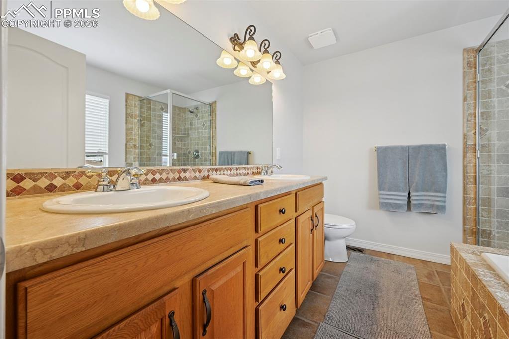 Image 32 of 50: Bathroom