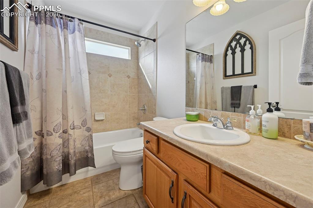 Image 33 of 50: Bathroom